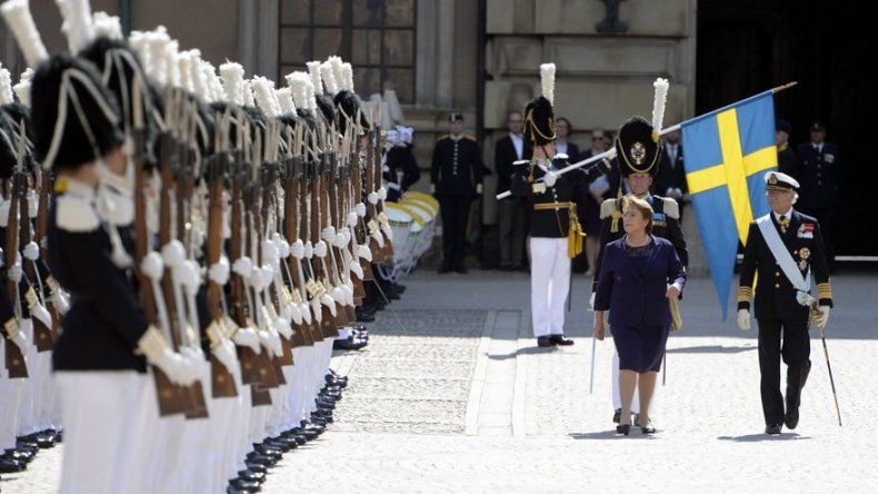 Bachelet inicia visita de Estado a Suecia con recepción en Palacio Real