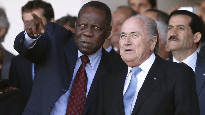 El presidente interino Issa Hayatou llega a la sede de la FIFA
