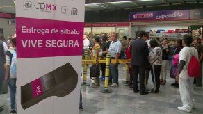 Con un pitazo el alcalde de la Ciudad de México intenta parar acoso callejero