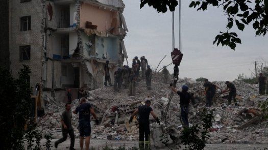 Más de una docena de muertos en un bombardeo contra una residencia en el este de Ucrania