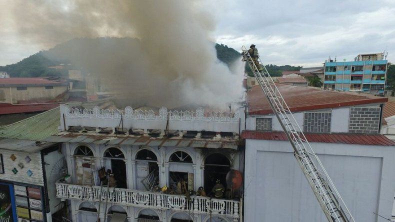 Hallan un cadáver tras el incendio en edificio de la Plaza 5 de Mayo