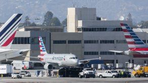 Avión de Aeroméxico choca con un camión en Los Ángeles