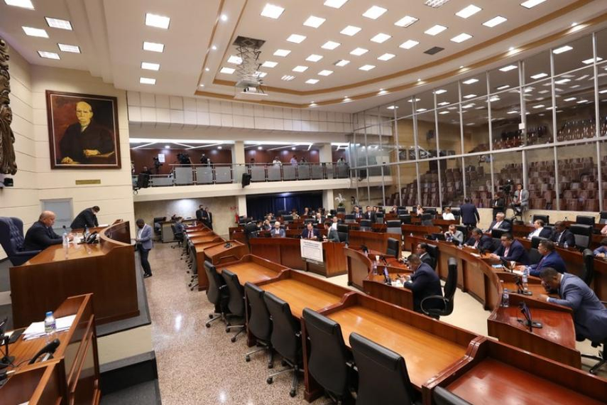 Pleno de la Asamblea Nacional, momento en que se aprueba en tercer debate la modificación a los artículos 1 y 3 a la ley 92 sobre el salario del funcionario público