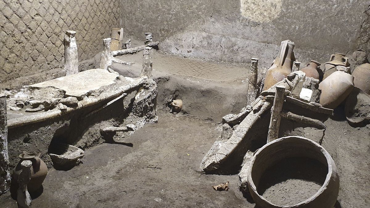 La sala, con una sola ventana alta y sin decoraciones murales, contiene los restos de tres camas de madera.&nbsp;