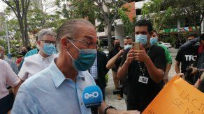 En el Parque Andrés Bello, el alcalde del distrito de Panamá, José Luis Fábrega fue recibido con una protesta realizada por residentes de Vía Argentina, quienes exigen la conclusión de esta obra.