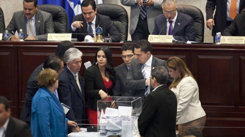 Inicia votación para elegir 15 nuevos magistrados del Supremo de Honduras