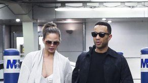 Chrissy Teigen se queja de su escote por culpa de la lactancia materna