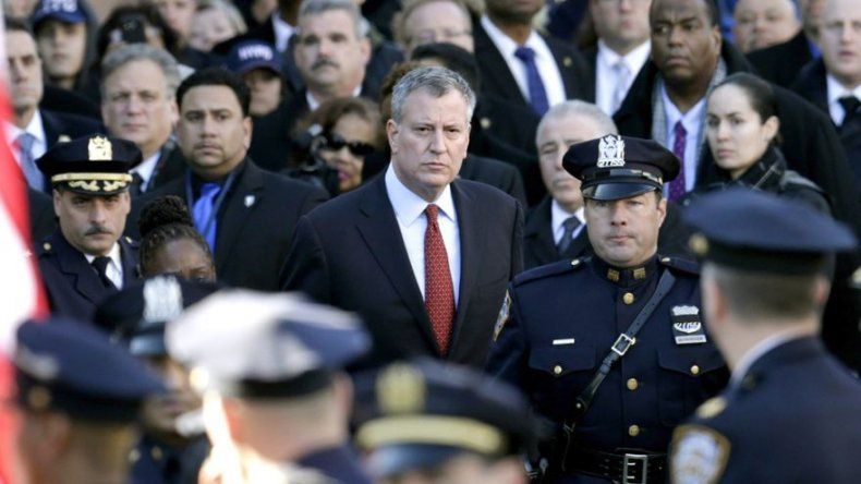 Jefe de policía de NY desaprueba actitud de agentes en funeral de colega
