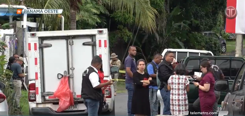 Encuentran el cuerpo sin vida de una mujer fuera de una residencia en San Carlos.