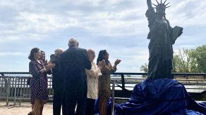 La pequeña Estatua de la Libertad llegó de Francia y fue develada este viernes.