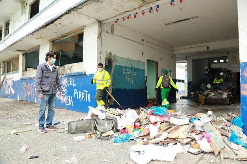 Acumulación de basura en la Escuela República de Venezuela.