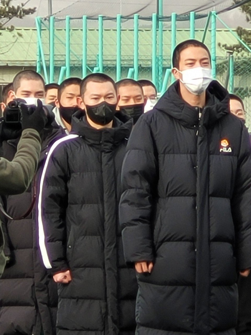 Jin, miembro del grupo surcoreano BTS alineado a las filas para el servicio militar