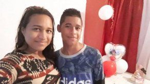 Ángel Dávila junto a su madre Ruth Dávila.