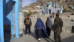 Talibán mata 13 soldados y policías en retén en Afganistán