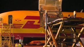 Momento de descarga del lote de dosis pediátricas de vacuna contra COVID-19 de Pfizer.