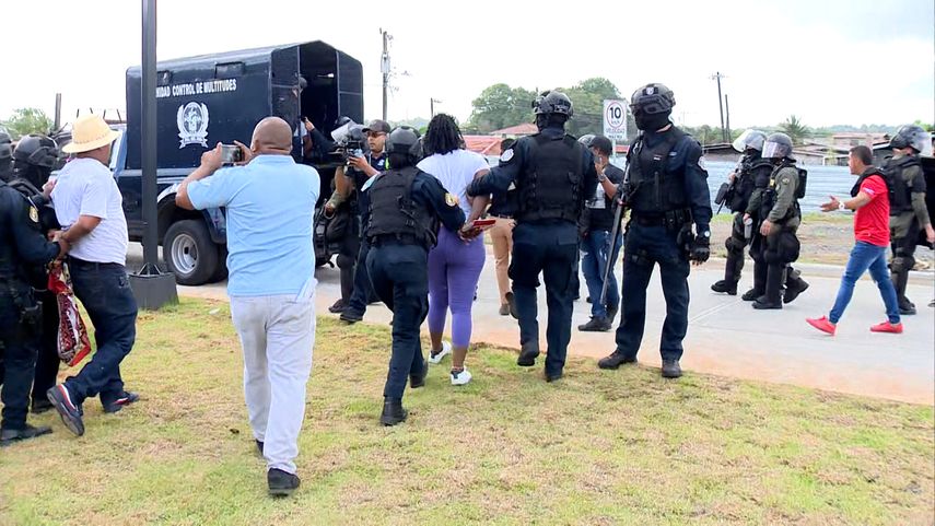 Las protestas por segundo día consecutivo en la provincia de Colón han dejado varios detenidos y a una unidad de la Policía Nacional herida.