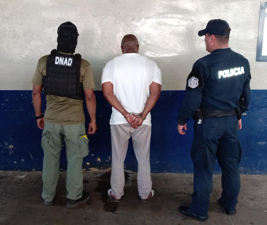 Policía Nacional junto con el hombre que transportaba presunta droga en Col