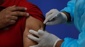 La vacuna anticovid no evita el contagio del virtus, sin embargo reduce la posibilidad de hospitalización y muerte por la enfermedad. Con esta tercera dosis se espera reforzar la inmunidad de estos pacientes.