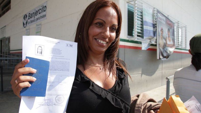 Emoción en cubanos varados en Costa Rica que llegan a EEUU