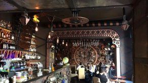Un bar rumano viaja a un futuro alternativo inspirado en Julio Verne