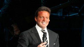 Luis Miguel y Stephanie Salas entierran hacha de guerra