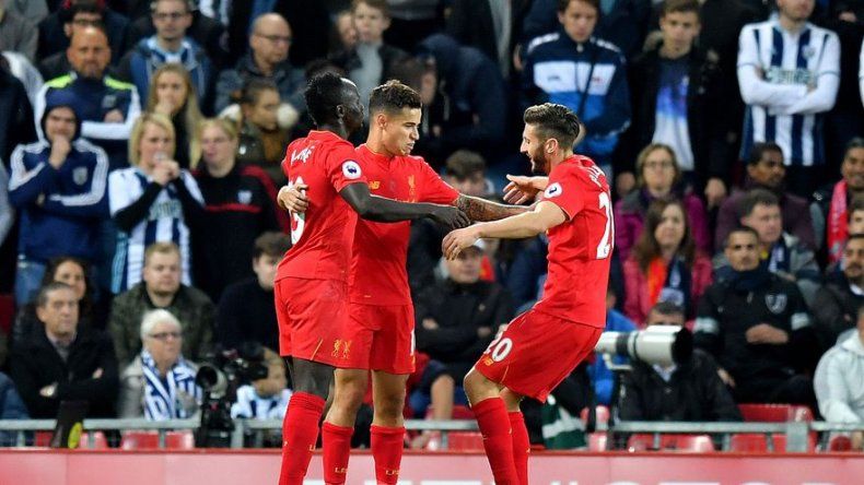 Liverpool gana, Arsenal empata y es líder en liga Premier