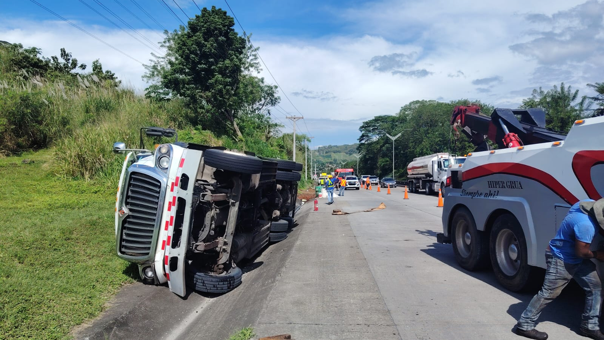 Camión cisterna con diésel se vuelca en la autopista Panamá–Colón. Camión cisterna con diésel se vuelca en la autopista Panamá–Colón.