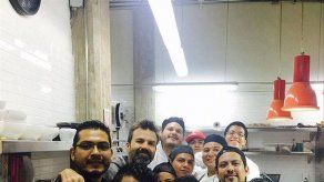 Pau Donés disfruta de quesadillas en puesto callejero de Ciudad de México