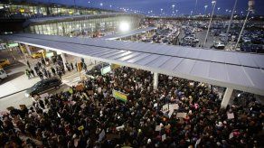 Decreto contra inmigrantes musulmanes perturba el aeropuerto JFK de Nueva York
