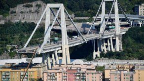 Bomberos chequean estructura de puente caído en Genova