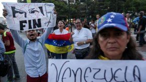 Opositores se manifiestan en Caracas pese a retractación del Tribunal Supremo
