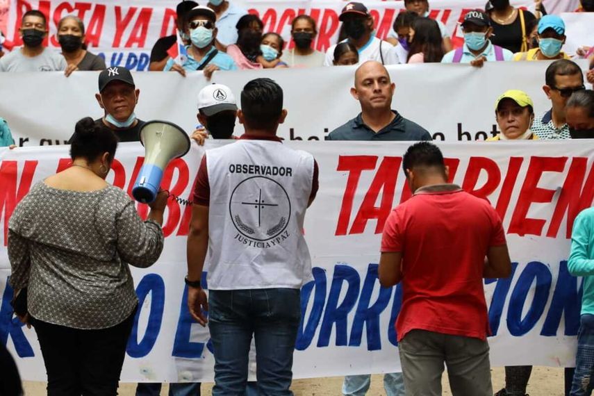 Marcha de padres de familia para exigir regreso a clases.