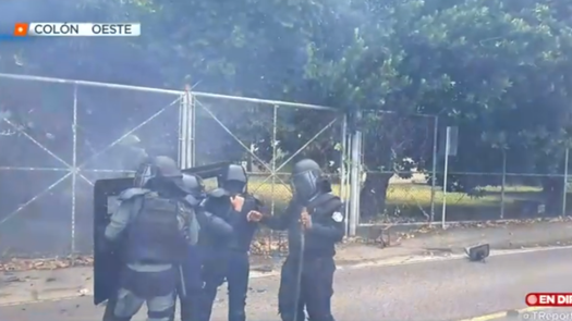 ¡AHORA! Enfrentamiento en el Centro Regional Universitario de Colón por rechazo a la Ley 462 de la CSS