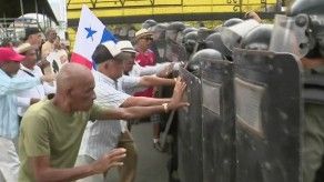 Jubilados se enfrentaron con unidades del control de multitudes