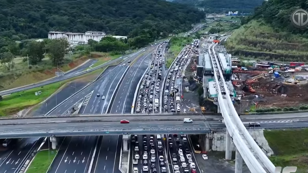 Pesado tráfico vehicular en la Autopista Roberto F. Chiari por accidente de tránsito. Pesado tráfico vehicular en la Autopista Roberto F. Chiari por accidente de tránsito.