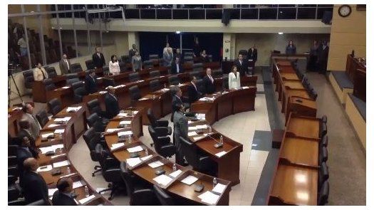 Martinelli desconoce a 16 de sus 25 diputados por contrariar sus órdenes