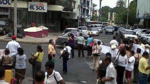 Pacientes y familiares afectados por jarabe cierran calle
