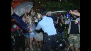 Violencia policial contra un manifestante desata críticas en Hong Kong