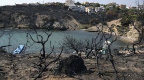 Familias de víctimas de incendio griego demandan al gobierno