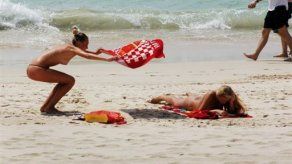 Podrían prohibir el topless  en famosa playa australiana