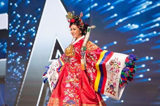 Desfile en traje nacional en la preliminar de Miss Universo