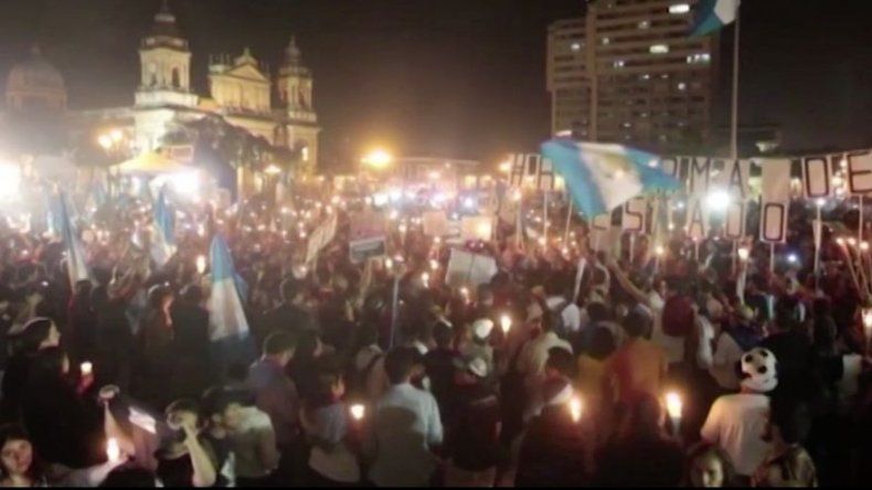 Guatemaltecos exigen renuncia de presidente por corrupción