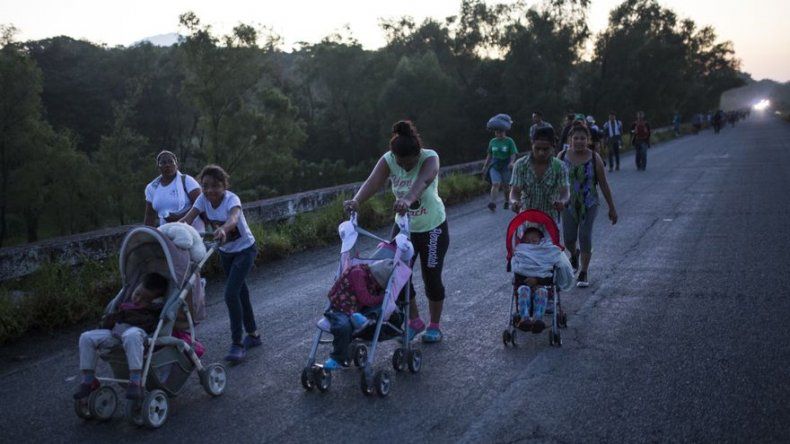 Poblados mexicanos ayudan a migrantes de la caravana