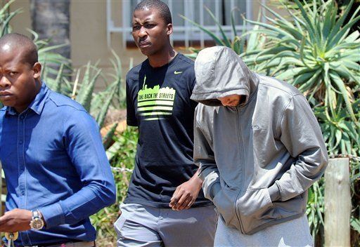 Velocista olímpico, Oscar Pistorius, acusado de asesinar a su novia