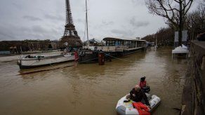 El río Sena se desborda y engulle algunos muelles