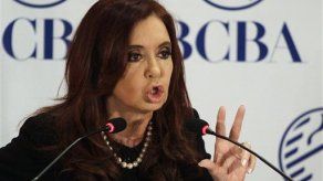 Cae imagen de Fernández tras escándalos