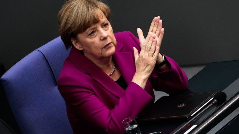 Merkel pide a Putin calmar la tensión en Ucrania