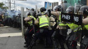 Policía dispersa con gases marcha opositora para exigir referendo contra Maduro