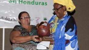 Líder garífuna recibe premio en Honduras y lanzan campaña Defender sin miedo