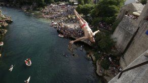 Salto desde puente se convierte en gran tradición en Bosnia